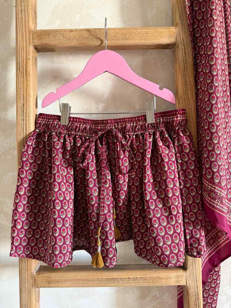 Pantalón corto burdeos